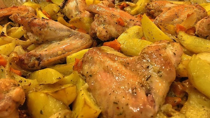 Ailes de poulet avec pommes de terre dans la manche au four