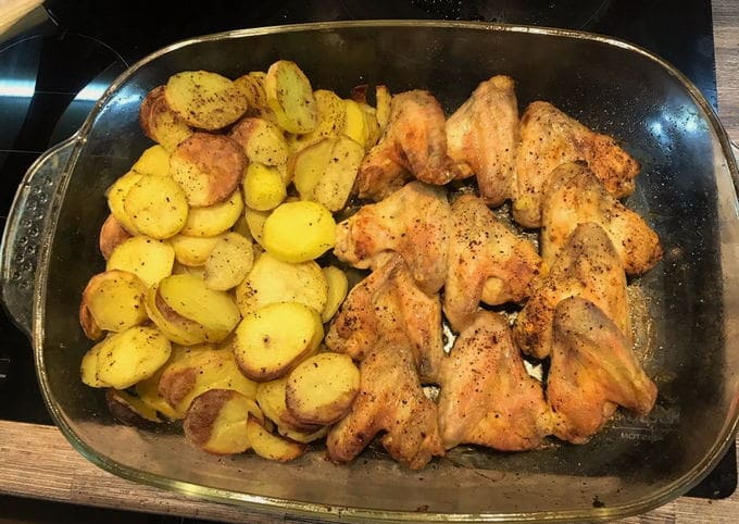 Ailes de pommes de terre sur une plaque à pâtisserie au four