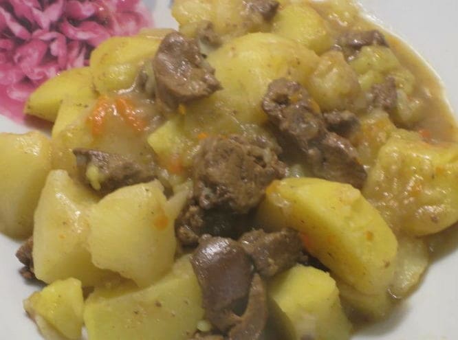 Pommes de terre braisées au foie de poulet dans une casserole