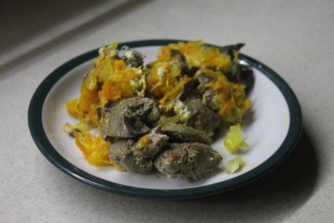 Chicken liver with onions and carrots in the oven