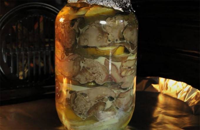 Chicken liver with apples in a jar in the oven