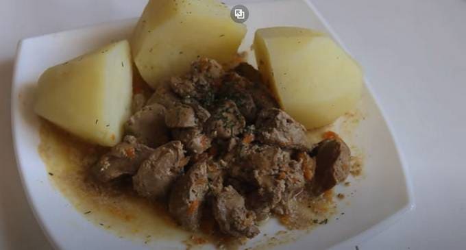 Chicken liver with onions and sour cream in a slow cooker