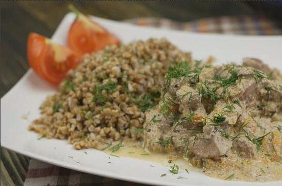 Foie de poulet à la crème sure dans une mijoteuse