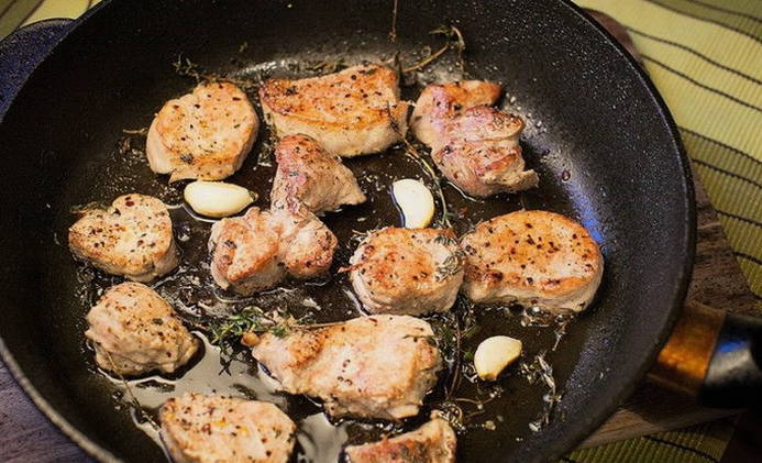 How to fry pork in slices in a pan