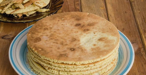 Gâteaux au miel pour un gâteau dans une casserole