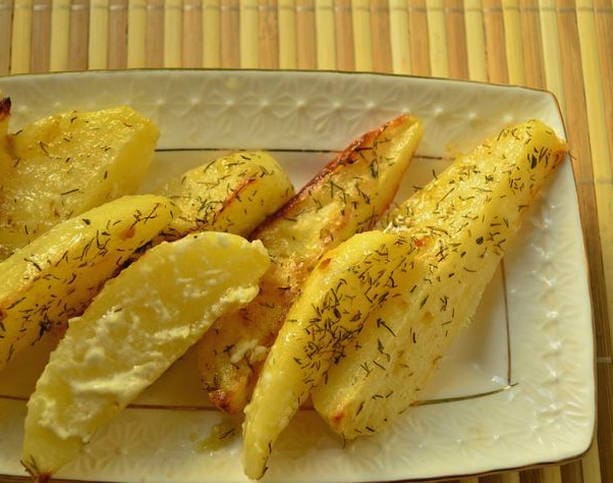 Potato wedges in the oven with garlic and mayonnaise