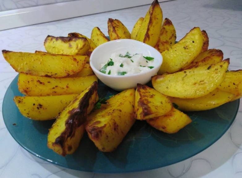 Potato wedges with garlic crust in the oven