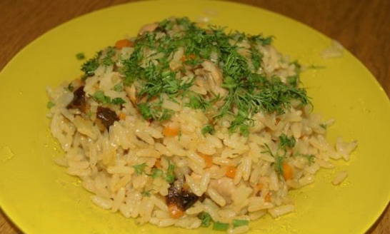 Pilaf with chicken and prunes