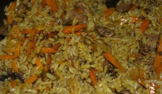 Pilaf aux coeurs de poulet dans une poêle