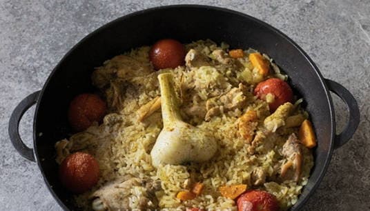 Pilaf aux cuisses de poulet dans une poêle