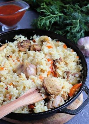 Pilaf friable au poulet dans une poêle