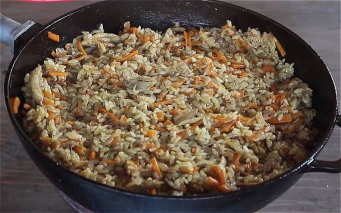 The ratio of rice and water for pilaf in a pan