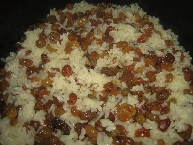 Sweet pilaf with apples and raisins