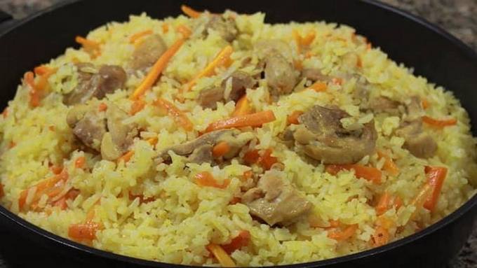 Proportions of rice and water for pilaf in a pan