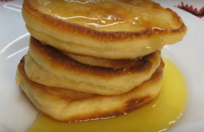 Cottage cheese pancakes on kefir without eggs