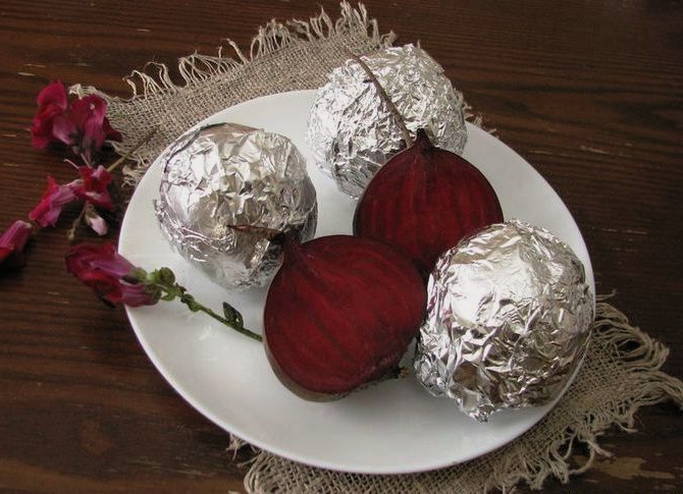 Whole beets with butter, baked in foil in the oven