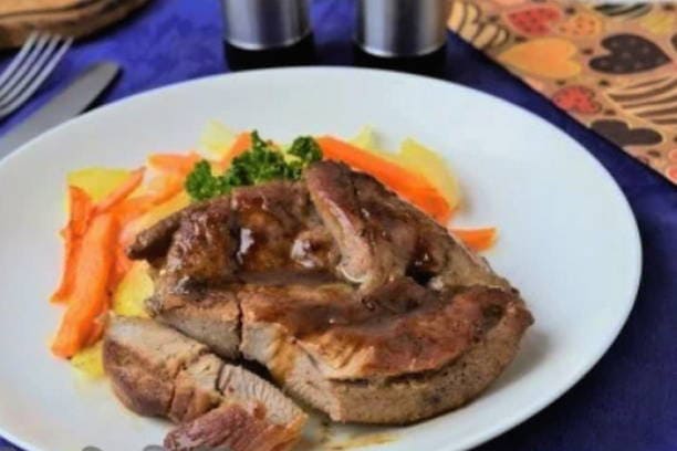 Steak de cuisse de dinde dans une poêle