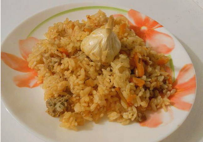 Pilaf à la viande hachée et concentré de tomate