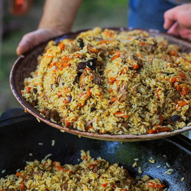 Pilaf au canard dans un chaudron sur le feu