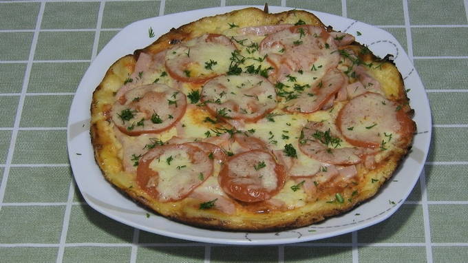 Pizza aux saucisses, tomates et fromage dans une casserole