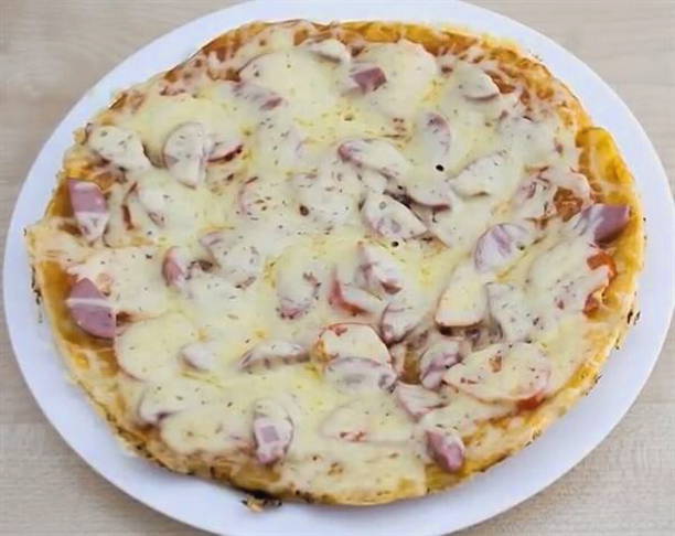 Pizza paresseuse en 10 minutes à la maison dans une poêle