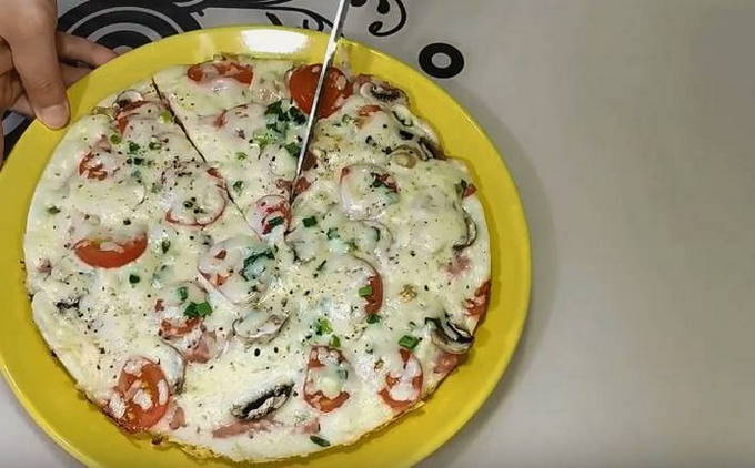 Pizza in a pan with mushrooms and sausage