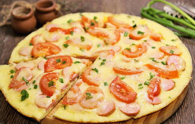 Pizza avec mayonnaise et crème sure avec oeuf dans une casserole