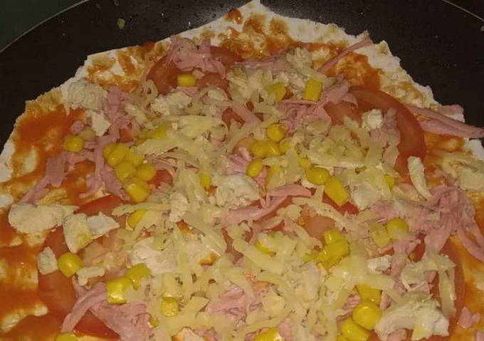 Pizza de lavash tranché en 10 minutes dans une poêle