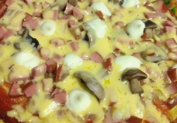 Pizza à la mayonnaise sans crème sure dans une poêle en 10 minutes