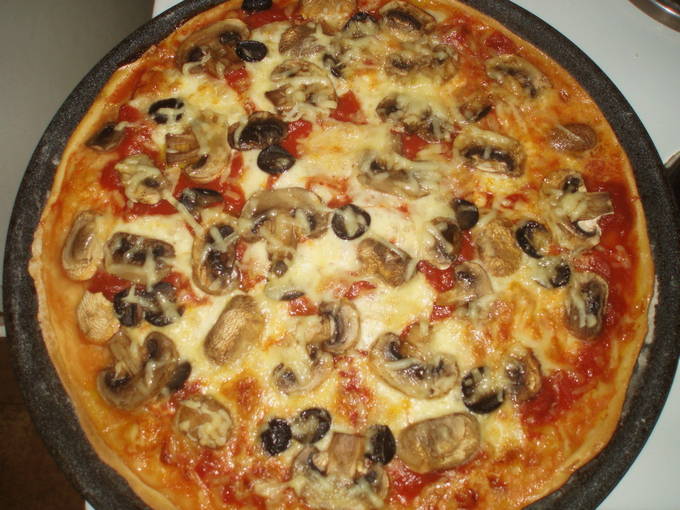 Pizza au fromage, saucisses et champignons dans une poêle en 10 minutes