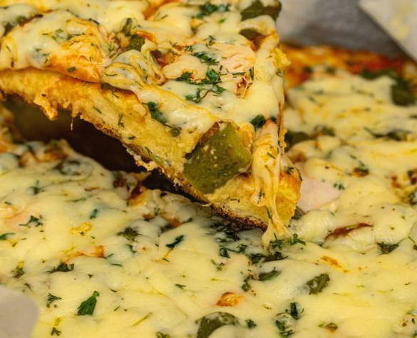 Pizza rapide avec mayonnaise et crème sure avec du fromage dans une poêle en 10 minutes