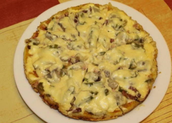 Pizza à la mayonnaise et à la crème sure en 10 minutes dans une poêle