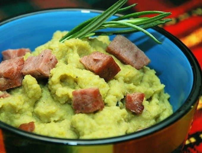 Bouillie de pois avec poitrine de poulet fumée