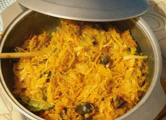 Cabbage solyanka with mushrooms in a pan