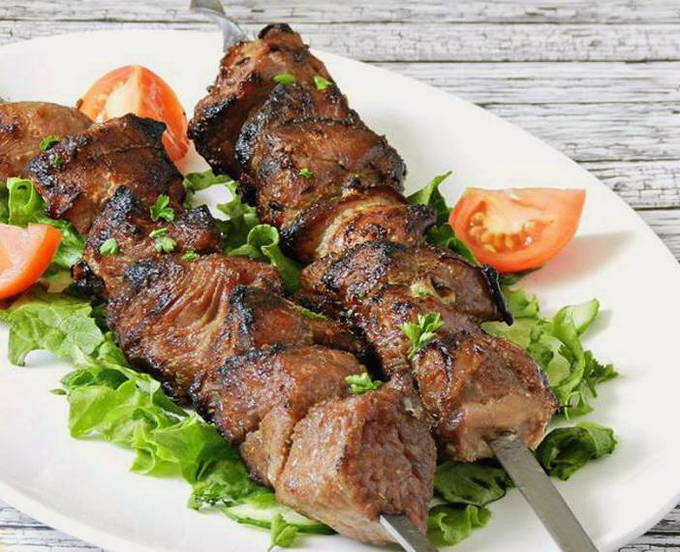 Brochettes de dinde marinées sur le grill