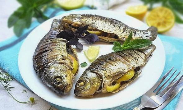 Carassin en papillote sur un grill sur le grill