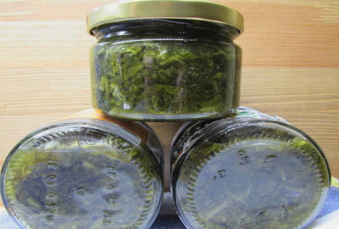 Canned sorrel in jars for the winter