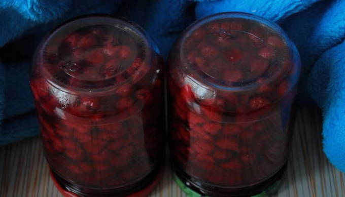 Framboises dans leur jus avec du sucre pour l'hiver