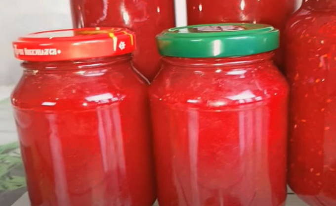 Raspberries grated in a blender with sugar without cooking for the winter