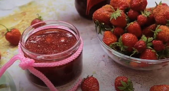 Strawberry jelly with zhelfix for the winter