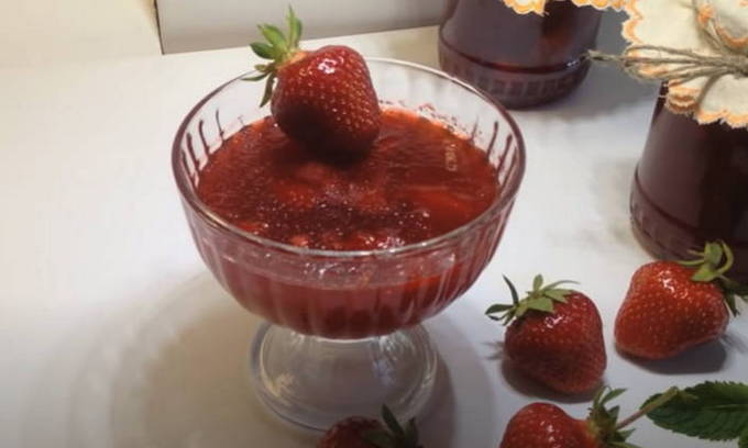 Strawberry jam with agar-agar