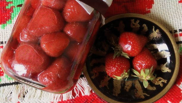 Strawberries in their own juice without sterilization for the winter