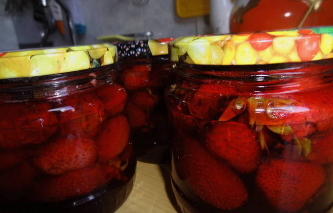 Strawberries without cooking in their own juice with sugar for the winter