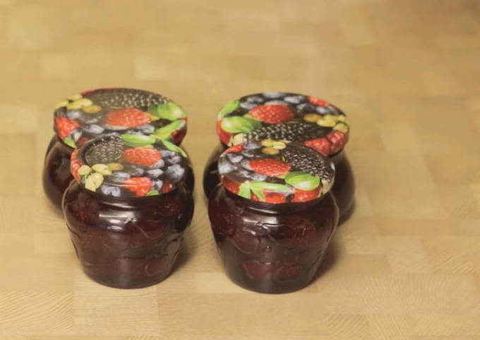 Thick strawberry jam with gelatin with whole berries