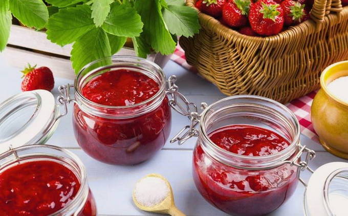 Confiture de fraises avec de la gélatine dans une mijoteuse