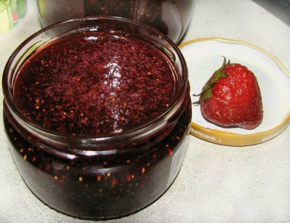 Strawberry jam with agar-agar for cake