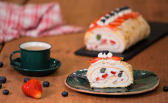 Rouleau de meringue aux fraises et myrtilles