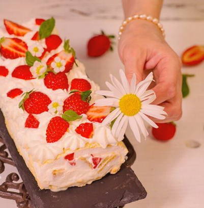 Rouleau de meringue aux fraises et banane