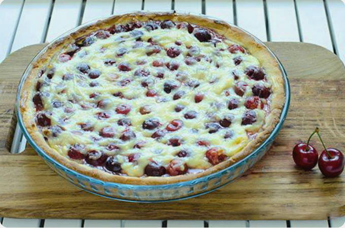 Shortcake with cherries and custard