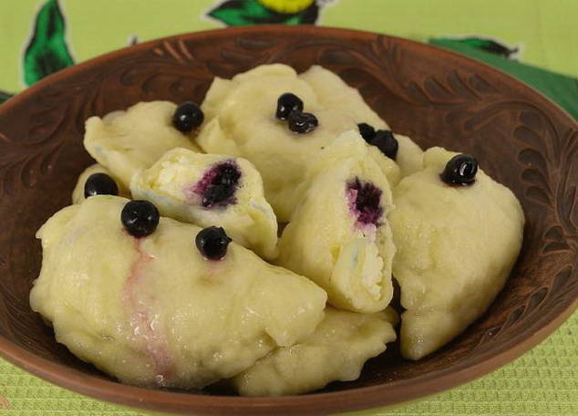 Dumplings with cottage cheese and blueberries